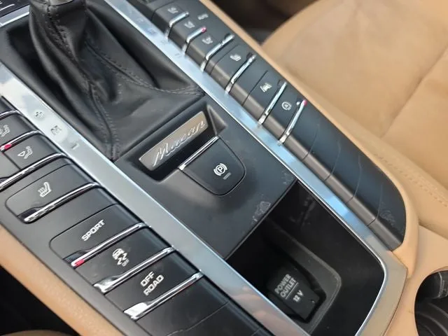 2020 Porsche Macan S photo 25