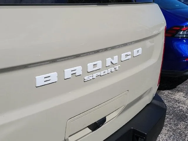 2024 Ford Bronco Black Diamond photo 5