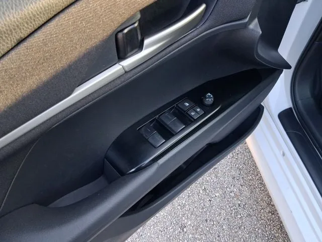 2025 Toyota Camry SE photo 14