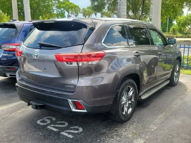 2017 Toyota Highlander Limited Platinum photo 3