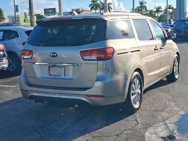 2015 Kia Sedona LX photo 4