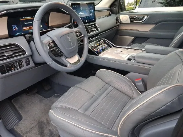 2023 Lincoln Navigator L Black Label photo 10