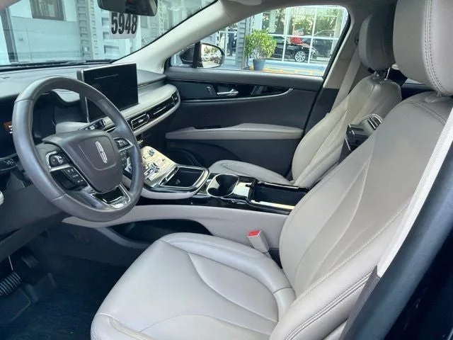 2023 Lincoln Nautilus Standard photo 2