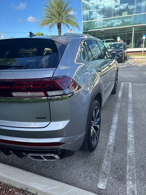 2025 Volkswagen Atlas Cross Sport 2.0T SEL Premium R-Line photo 6