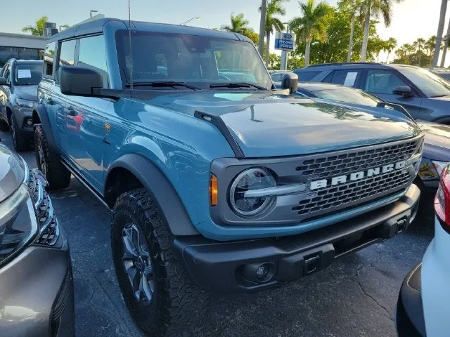 2022 Ford Bronco Badlands photo 2