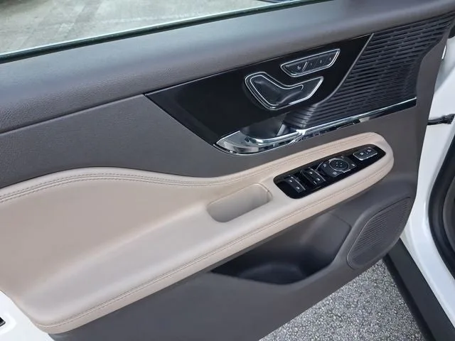 2022 Lincoln Corsair Standard photo 13