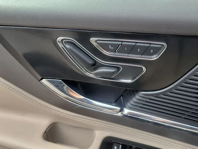 2022 Lincoln Corsair Standard photo 16