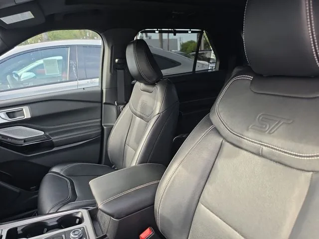 2023 Ford Explorer ST photo 17