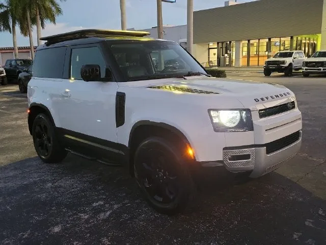 2023 Land Rover Defender 90 S photo 2