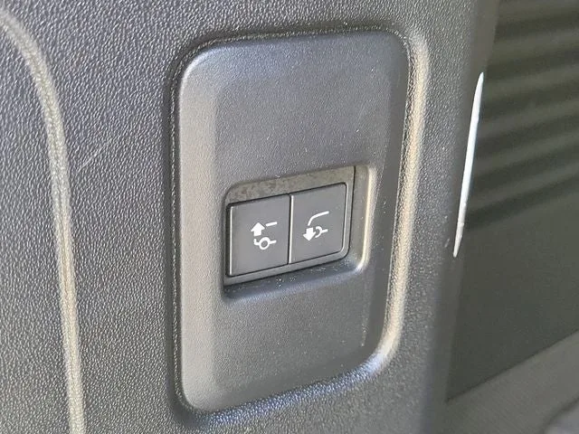 2024 Land Rover Defender 130 S photo 11