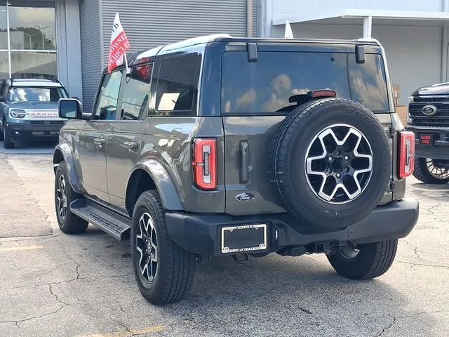 2025 Ford Bronco Outer Banks photo 3