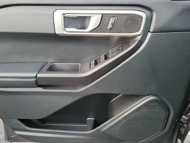 2023 Ford Explorer Base photo 14