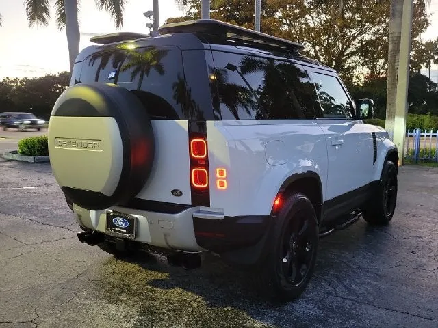 2023 Land Rover Defender 90 S photo 3