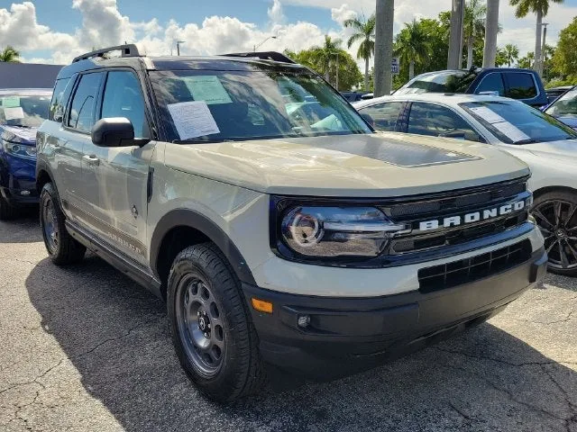 2024 Ford Bronco Black Diamond photo 2