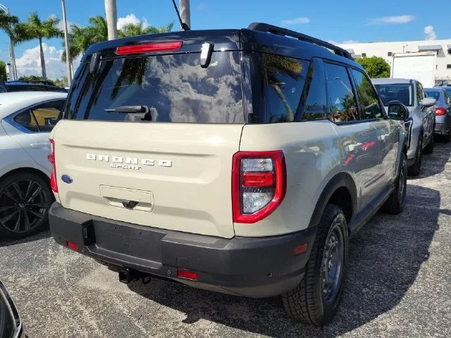 2024 Ford Bronco Black Diamond photo 3
