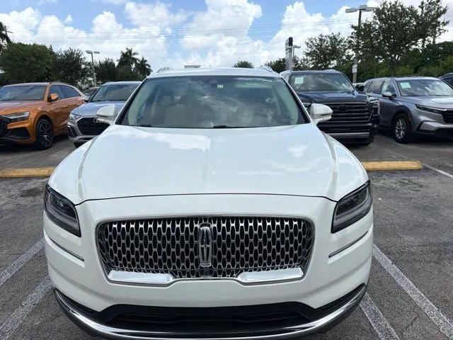 2022 Lincoln Nautilus Standard photo 2