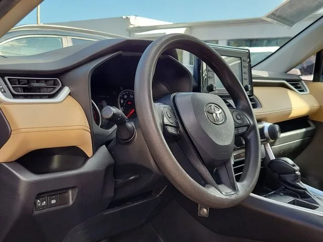 2021 Toyota RAV4 LE photo 10