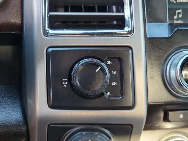 2016 Ford F-150 Platinum photo 29