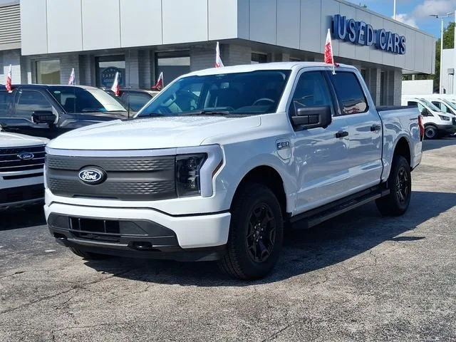 2025 Ford F-150 Lightning XLT photo 2
