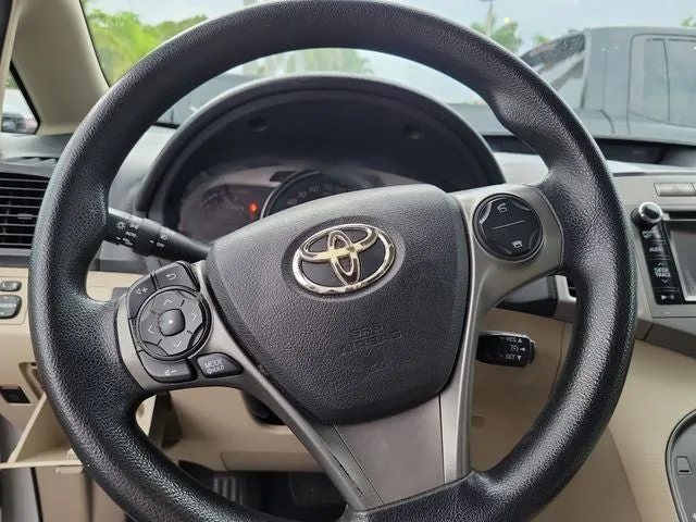 2014 Toyota Venza LE photo 3
