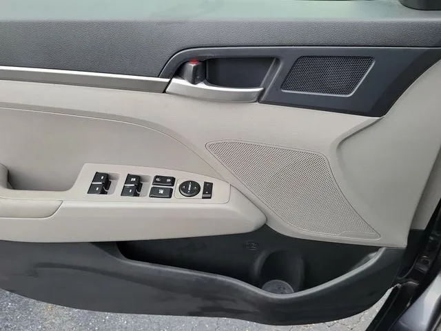 2020 Hyundai Elantra SE photo 14