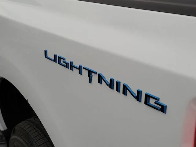 2023 Ford F-150 Lightning XLT photo 5