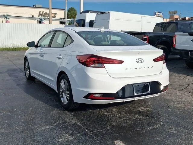 2020 Hyundai Elantra SEL photo 3