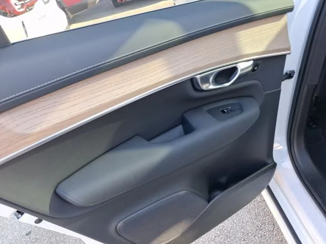 2026 Volvo XC90 B5 Plus photo 9