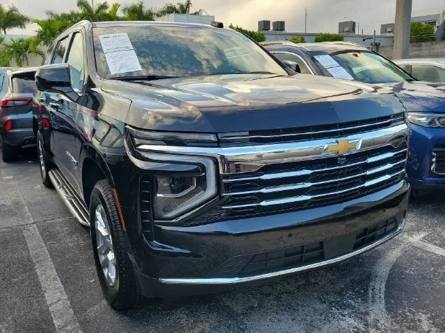2025 Chevrolet Suburban LT photo 2