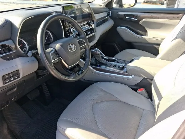 2021 Toyota Highlander Limited photo 11