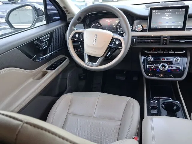2022 Lincoln Corsair Standard photo 8