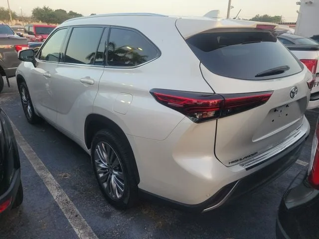 2021 Toyota Highlander Platinum photo 4