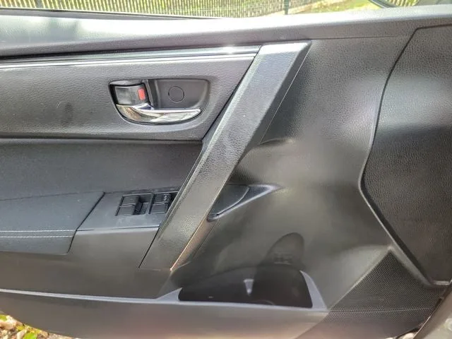 2018 Toyota Corolla LE photo 13