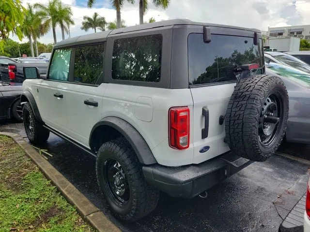 2023 Ford Bronco Black Diamond photo 4