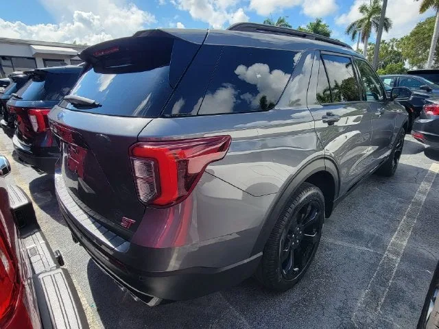 2023 Ford Explorer ST photo 3