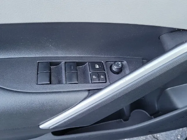 2025 Toyota Corolla Cross L photo 15