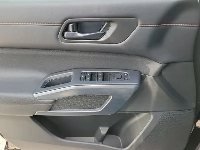 2025 Nissan Pathfinder Rock Creek photo 16