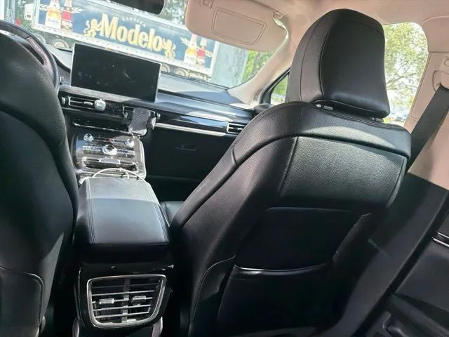 2022 Lincoln Nautilus Standard photo 2