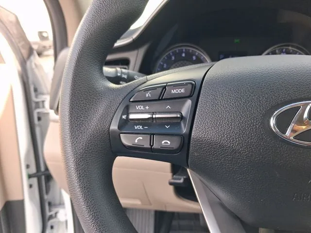 2020 Hyundai Elantra SEL photo 16