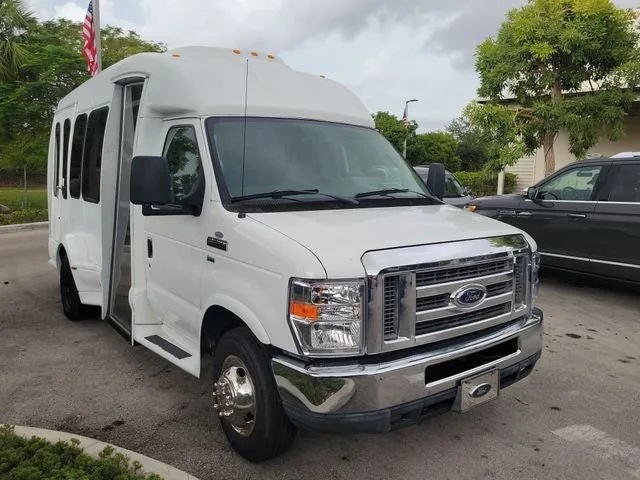 2012 Ford E-350SD Base Cutaway photo 3
