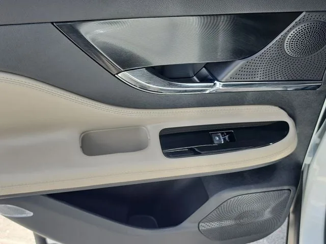 2025 Lincoln Corsair Premiere photo 10
