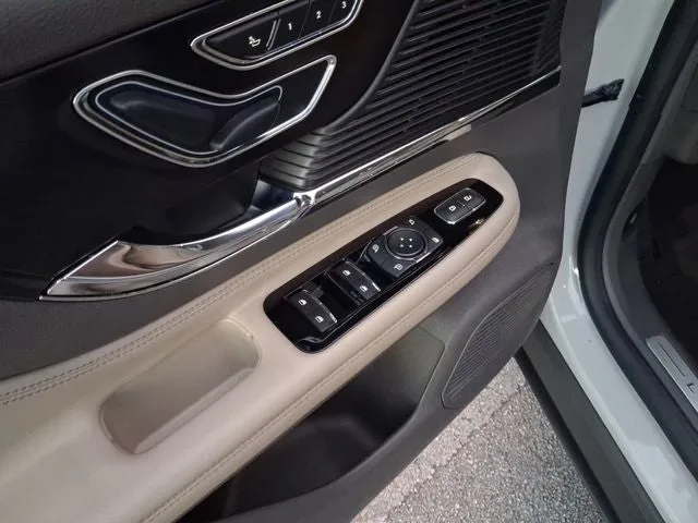 2022 Lincoln Corsair Standard photo 14
