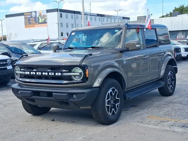2025 Ford Bronco Outer Banks photo 2