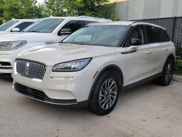 2022 Lincoln Corsair Standard photo 3