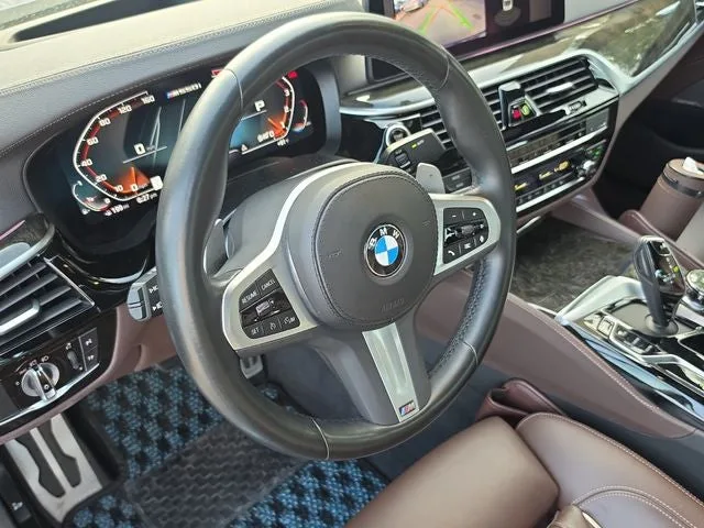 2023 BMW 5 Series M550i xDrive photo 15