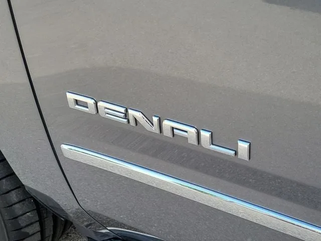 2020 GMC Yukon Denali photo 9