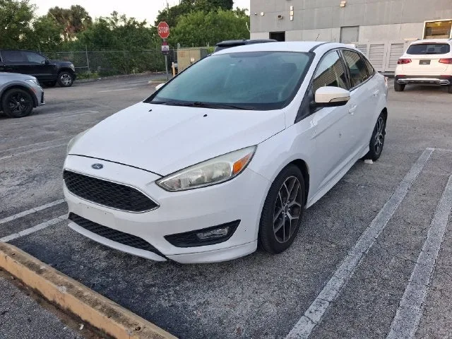 2016 Ford Focus SE photo 2