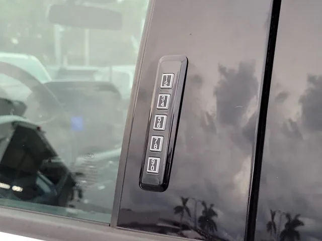 2023 Ford F-150 Lightning XLT photo 10