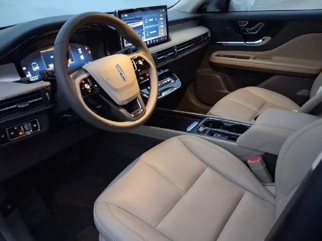 2024 Lincoln Corsair Premiere photo 11