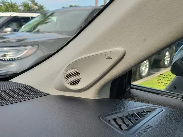 2022 Toyota Corolla Cross LE photo 17